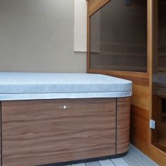 Sauna a vířivka na terase rodinného domu