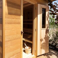 Venkovní sauna se solným panelem