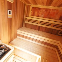 Venkovní sauna se solným panelem