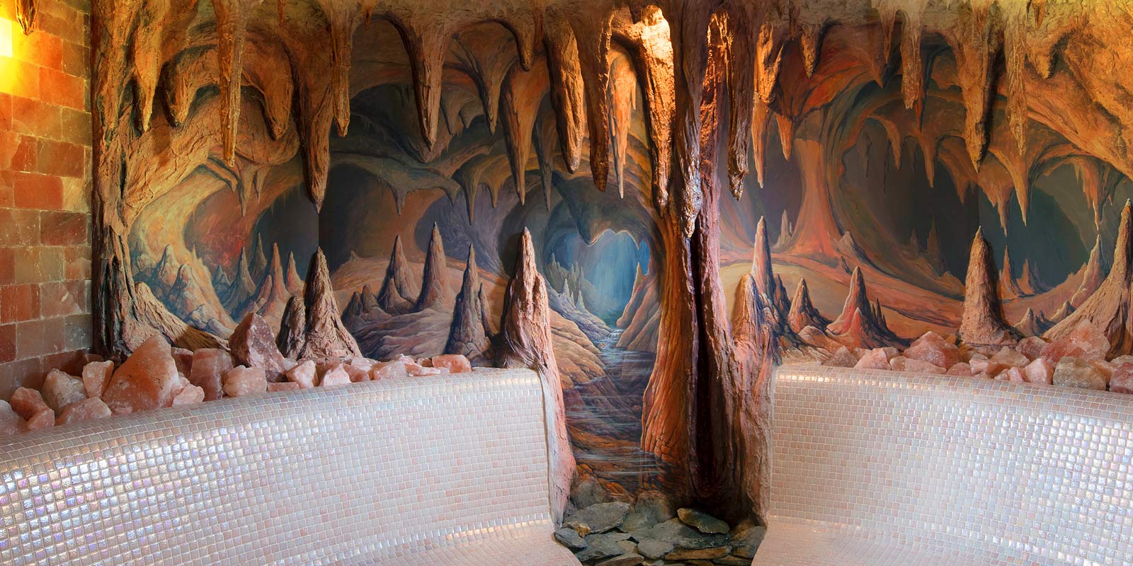 Solné krystaly a krápníky v solné jeskyni hotelového wellness v Mariánských lázních