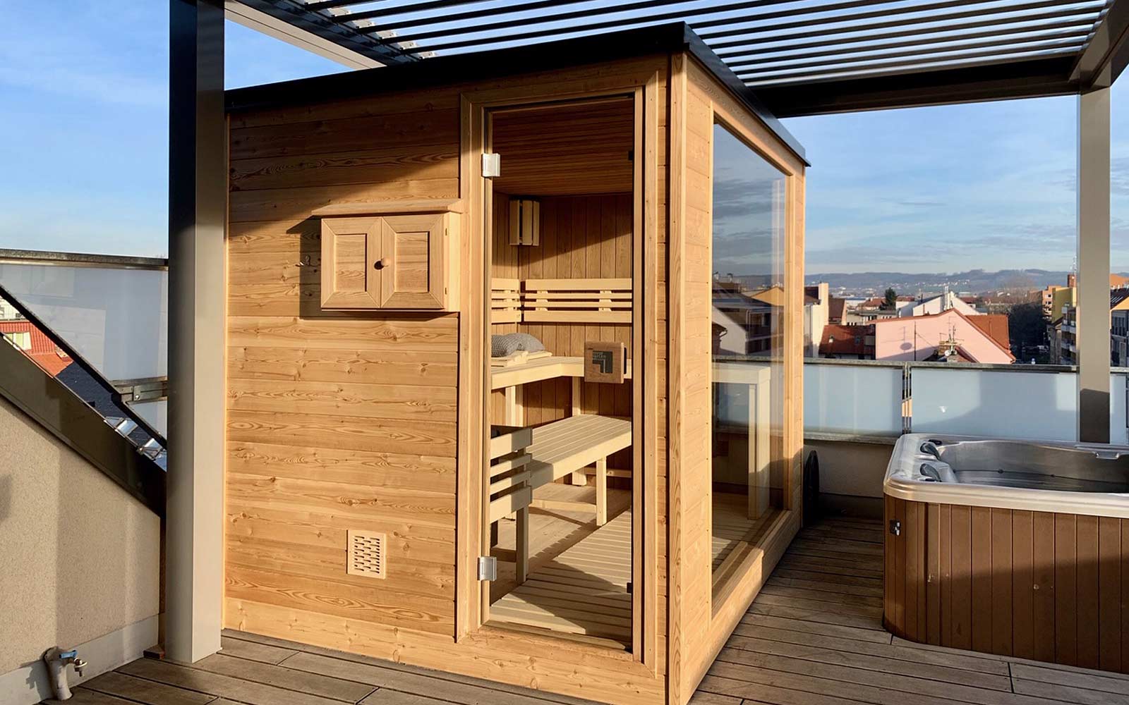 Finská sauna a whirlpool na střešní terase