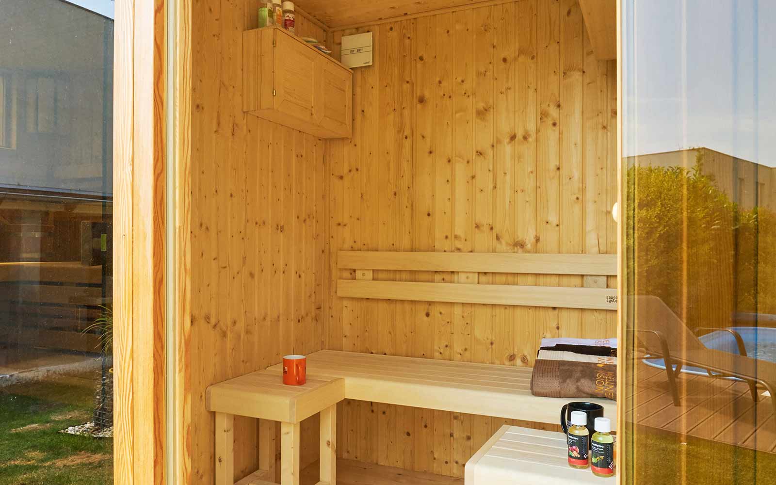 Součásní venkovní sauny u herce Martina Zounara je i odpočívárna