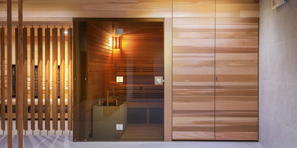 Pohled na prosklenou finskou saunu a infrakoutek s zářiči Vitae