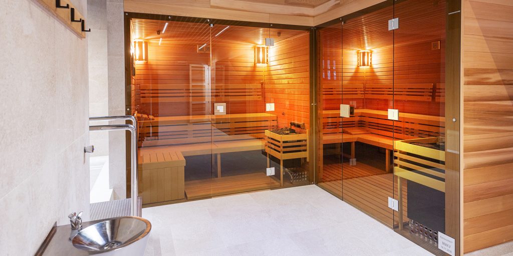 Prosklené sauny s pohodlnými lavicemi a rozsvícenými světly poskytují dostatek soukromí a příjemné teploty