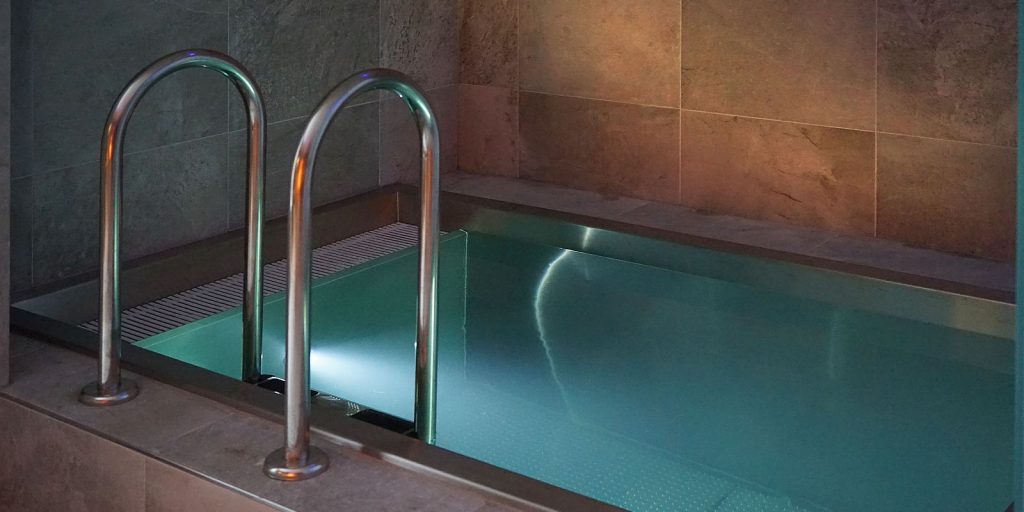 Ochlazovací bazének pro příjemné ochlazení po saunování a pro otužování.